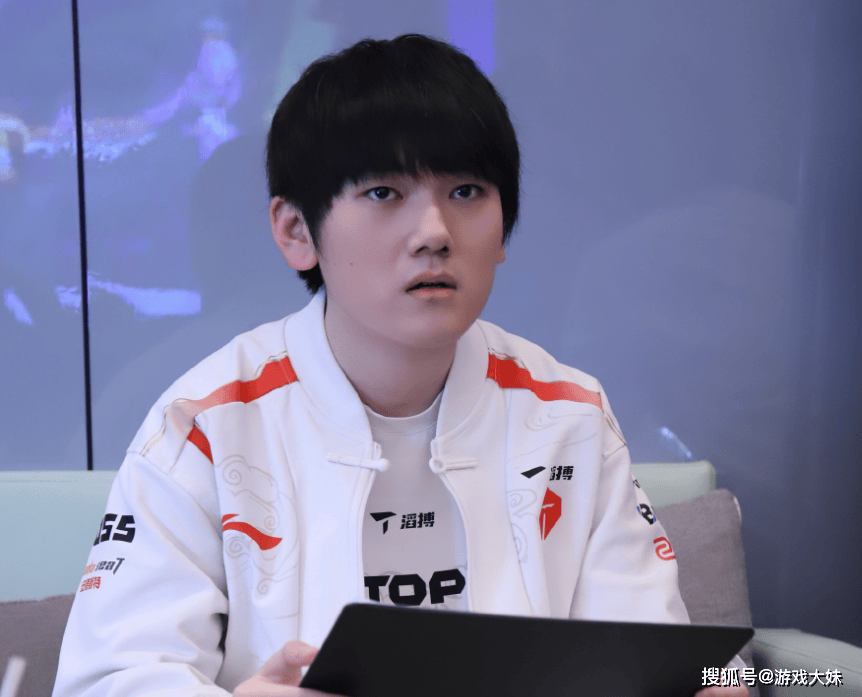 LOL皮(pí)肤投票排行，衹(zhǐ)有一款冠(guān)军皮(pí)肤进入前100，看到就能想到IG