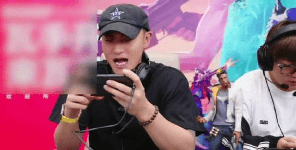 黄子韬电竞精彩瞬间:四杀逆袭,魅力全开!