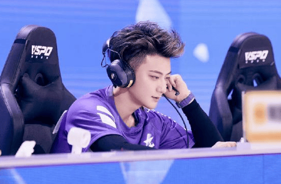 黄子韬电竞精彩瞬间:四杀逆袭,魅力全开!