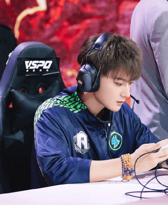 黄子韬电竞精彩瞬间:四杀逆袭,魅力全开!