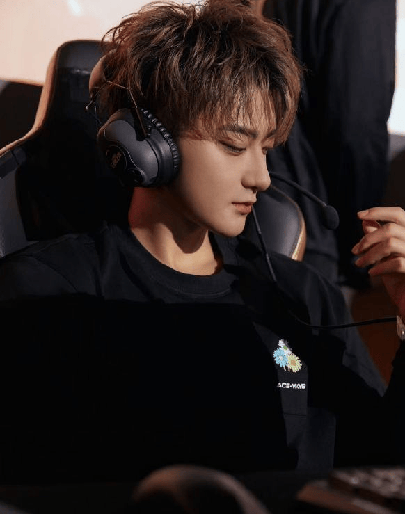 黄子韬电竞精彩瞬间:四杀逆袭,魅力全开!