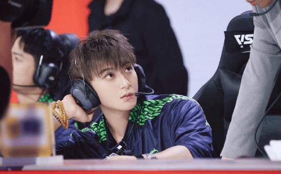 黄子韬电竞精彩瞬间:四杀逆袭,魅力全开!