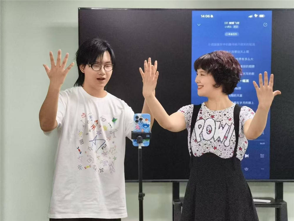 上海慈善周首日暖意(yì)浓：涵公益(yì)、RW俠(xiá)Fly、彩虹雨，助力星宝成长