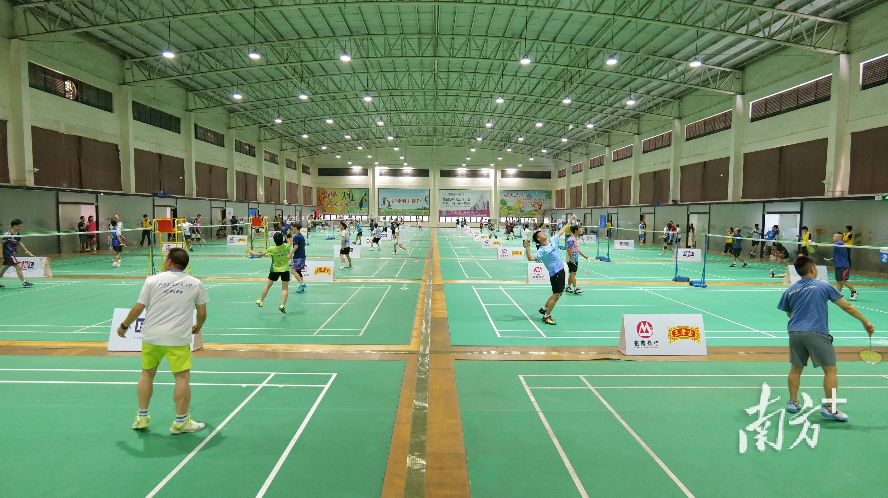 近50所高校(xiào)超千人参赛，第十屆(jiè)中國(guó)高校(xiào)广州校(xiào)友(yǒu)羽毛球联赛开幕