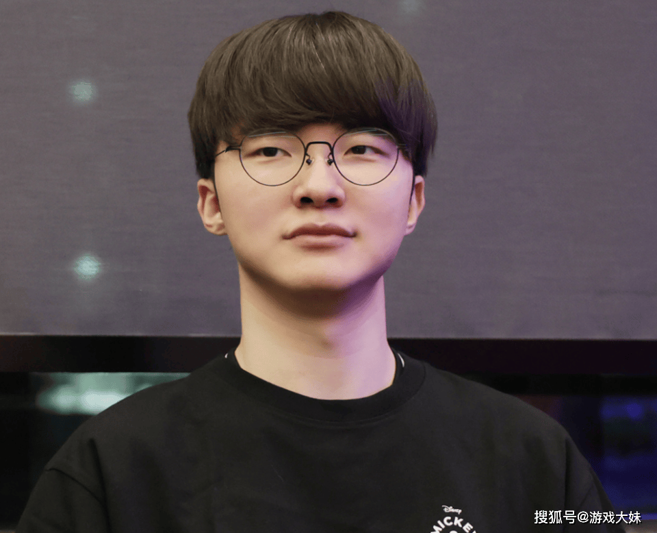 LOL比賽(sài)暂停长达3小时，选手(shǒu)打开直播(bō)看比賽(sài)，被官方禁賽(sài)处罚