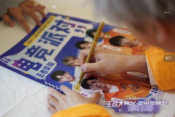 在民园广场看《王者荣耀》全国大赛